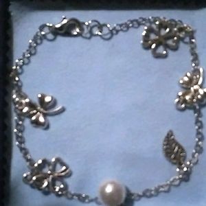 Pearl and flower bracelet